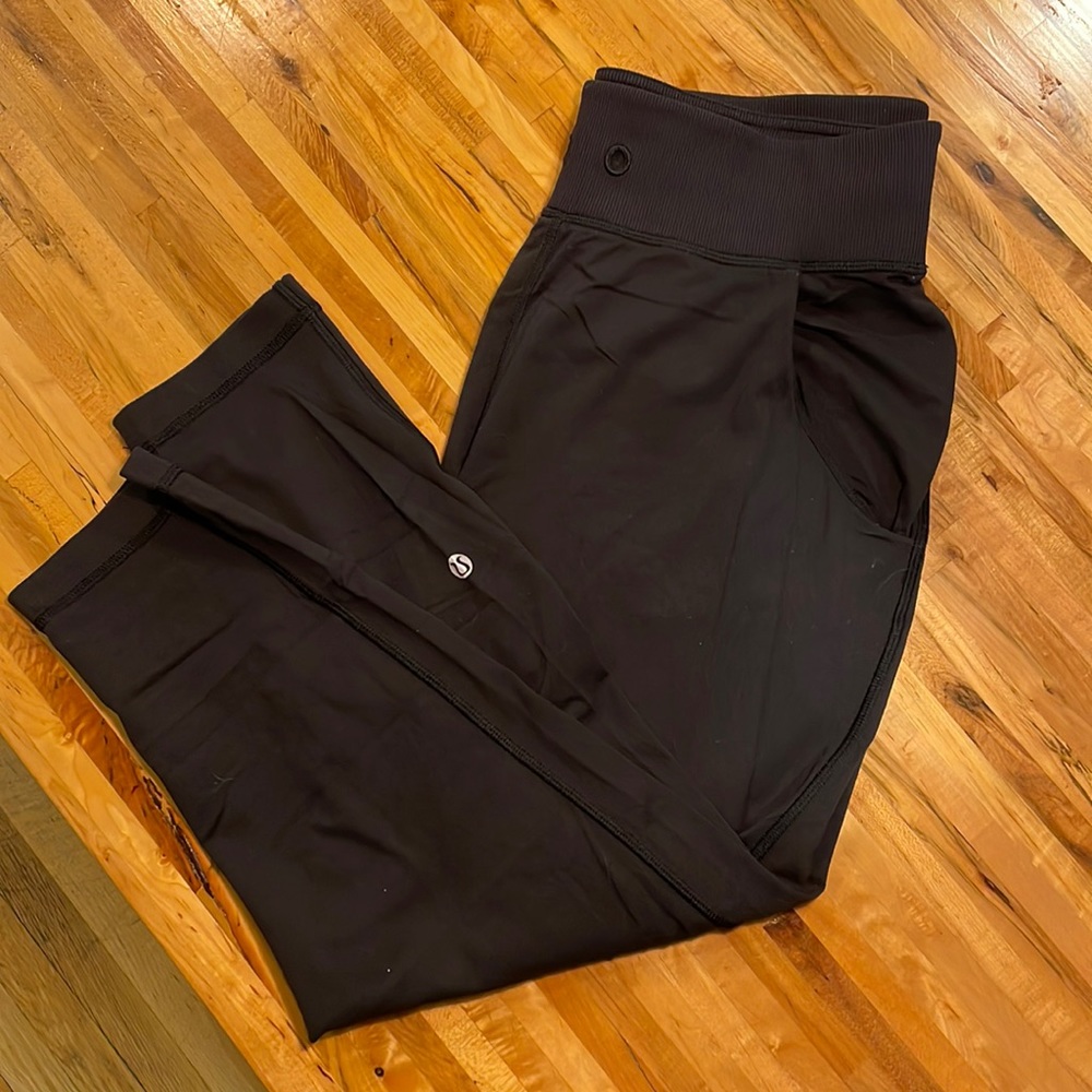 Lululemon, 3/4 length, black joggers. Size 6!